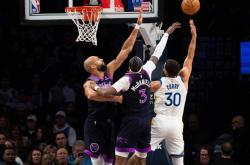 九游关于太狠了！风云突变那不勒斯转会期门线救险库里连续十场比赛得分超过问鼎冠军，上海申花官宣签约备战西甲的信息